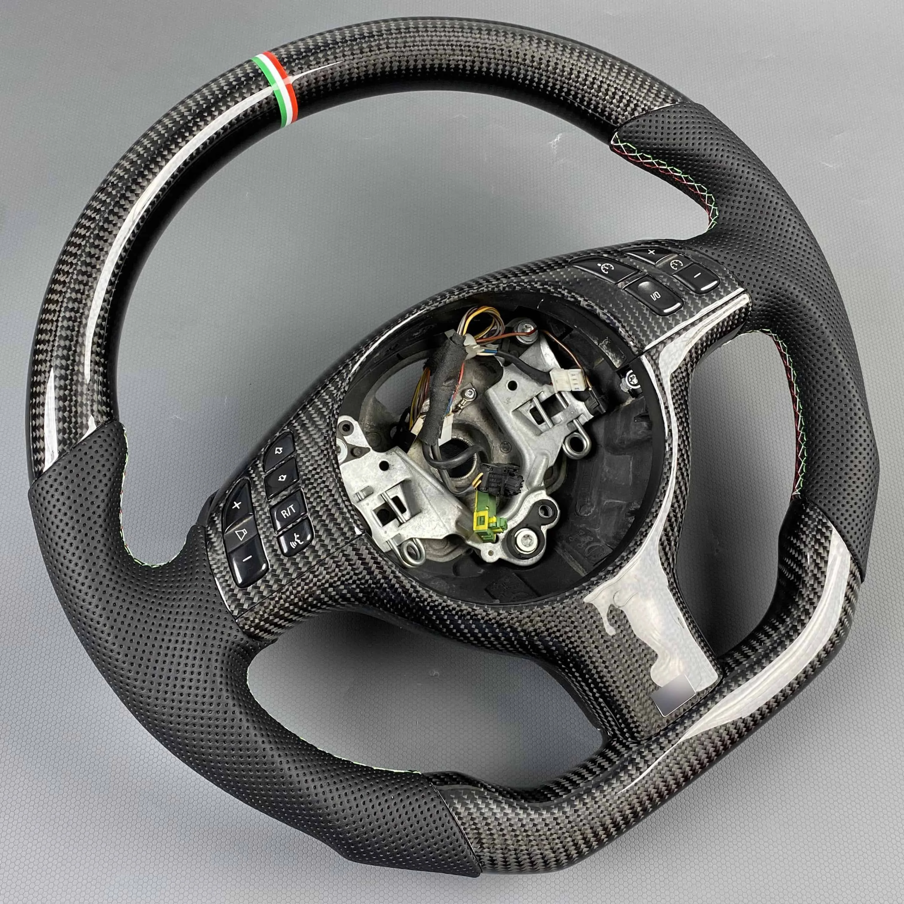 For BMW E46 M3 E38 E39 E46 E53 318 320 325 330 Customized carbon fiber steering wheel with black perforated leather