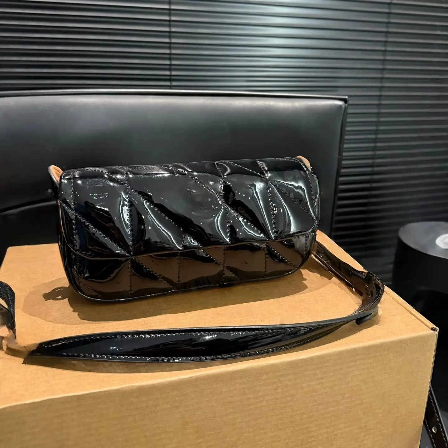 

2025 New Women's Clutch/Crossbody/Shoulder Bag, Patent Leather, Chain Style, Available in Black and Red, 20 x 11cm