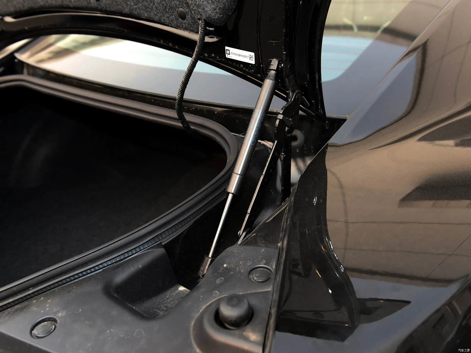 2PCS Back Door Stay for 2009-2015 Hevrolet Camaro MK5 Coupe With Spring Rear Tailgate Boot Gas Spring Struts Prop Lift Support