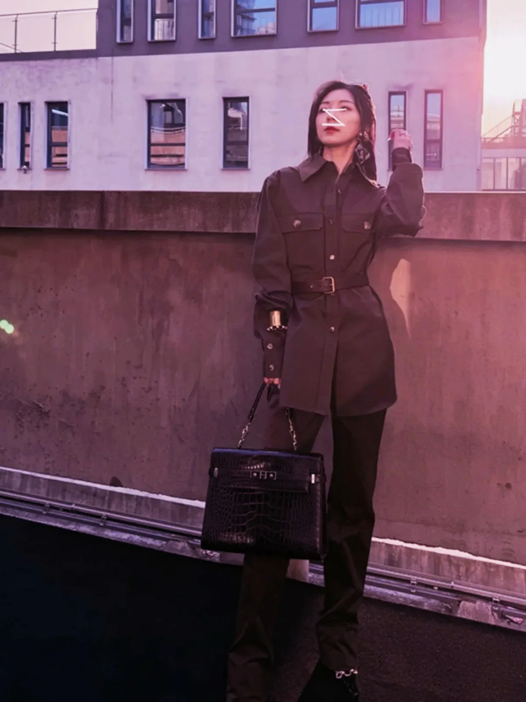 Terno de calça com cinto feminino elegante e mínimo de outono