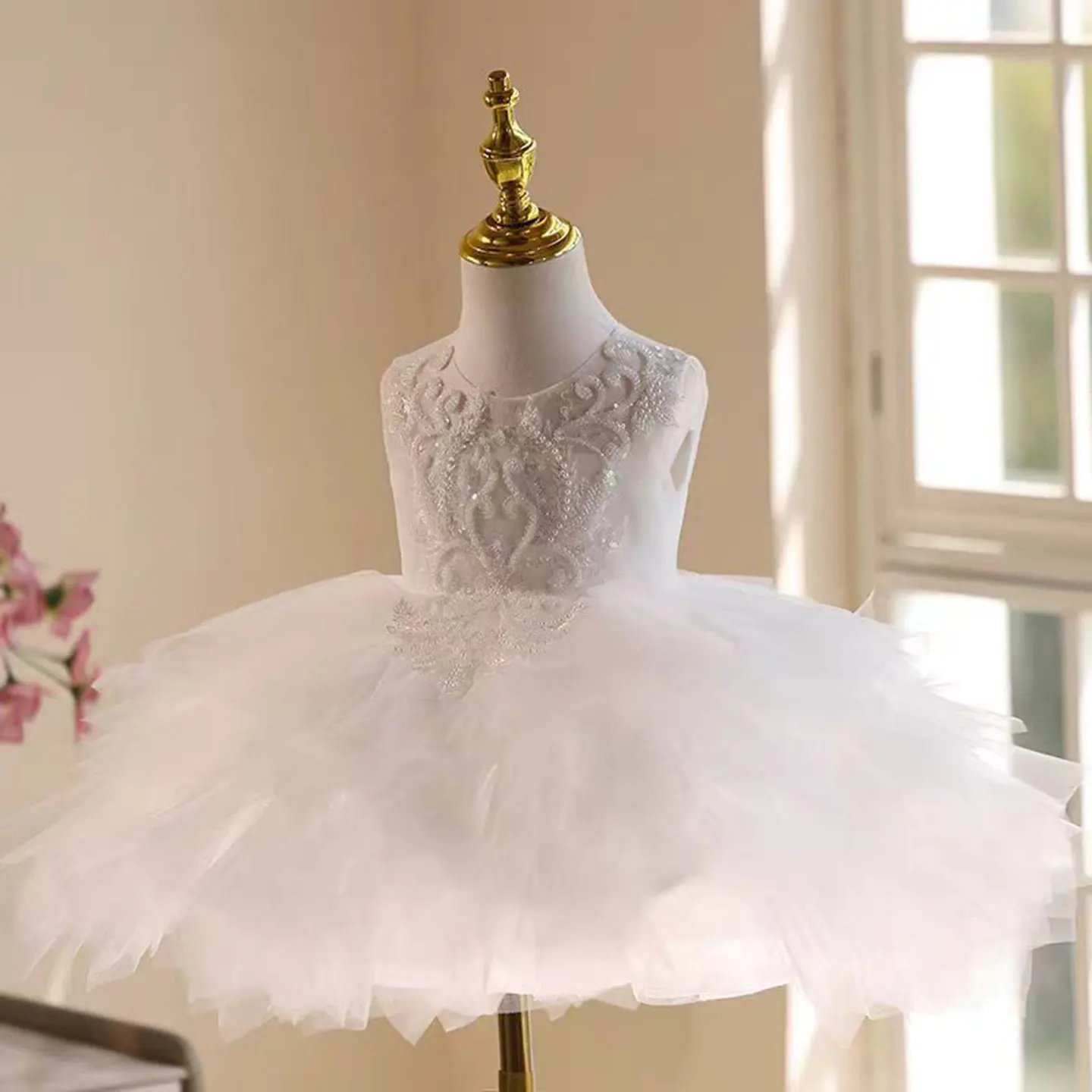 Dreamy voto j856 adorável decote em o tule vestido da menina de flor com véu sem mangas festa de aniversário de casamento na altura do joelho vestido de baile
