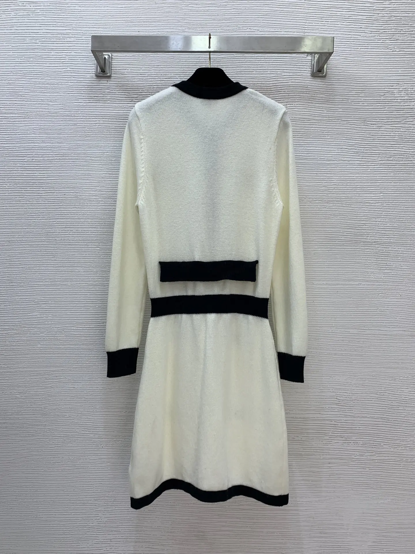 

2025 autumn and winter women's contrasting color splicing buckle placket round neck long sleeved knitted dress HL035