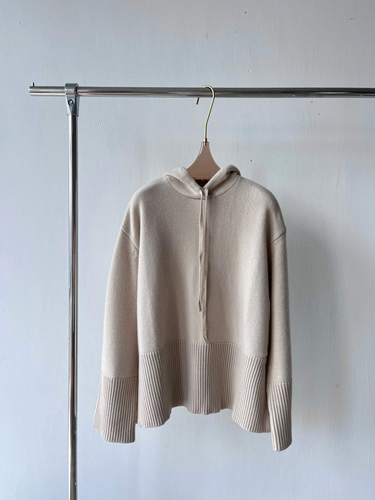 

Autumn-winter wool sweater with a hood