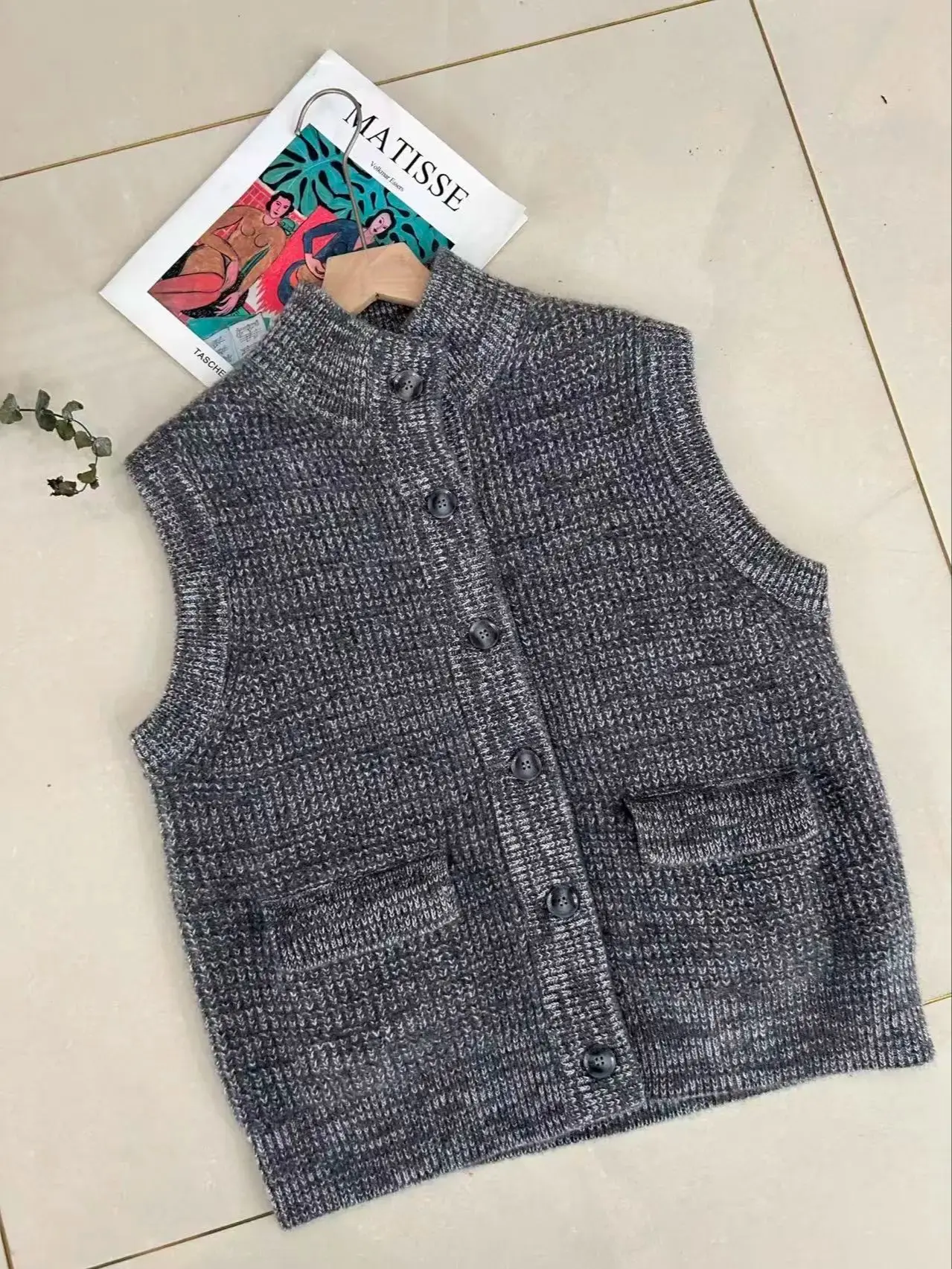 

Retro elegant 100% cashmere high-neck sleeveless vest cardigan