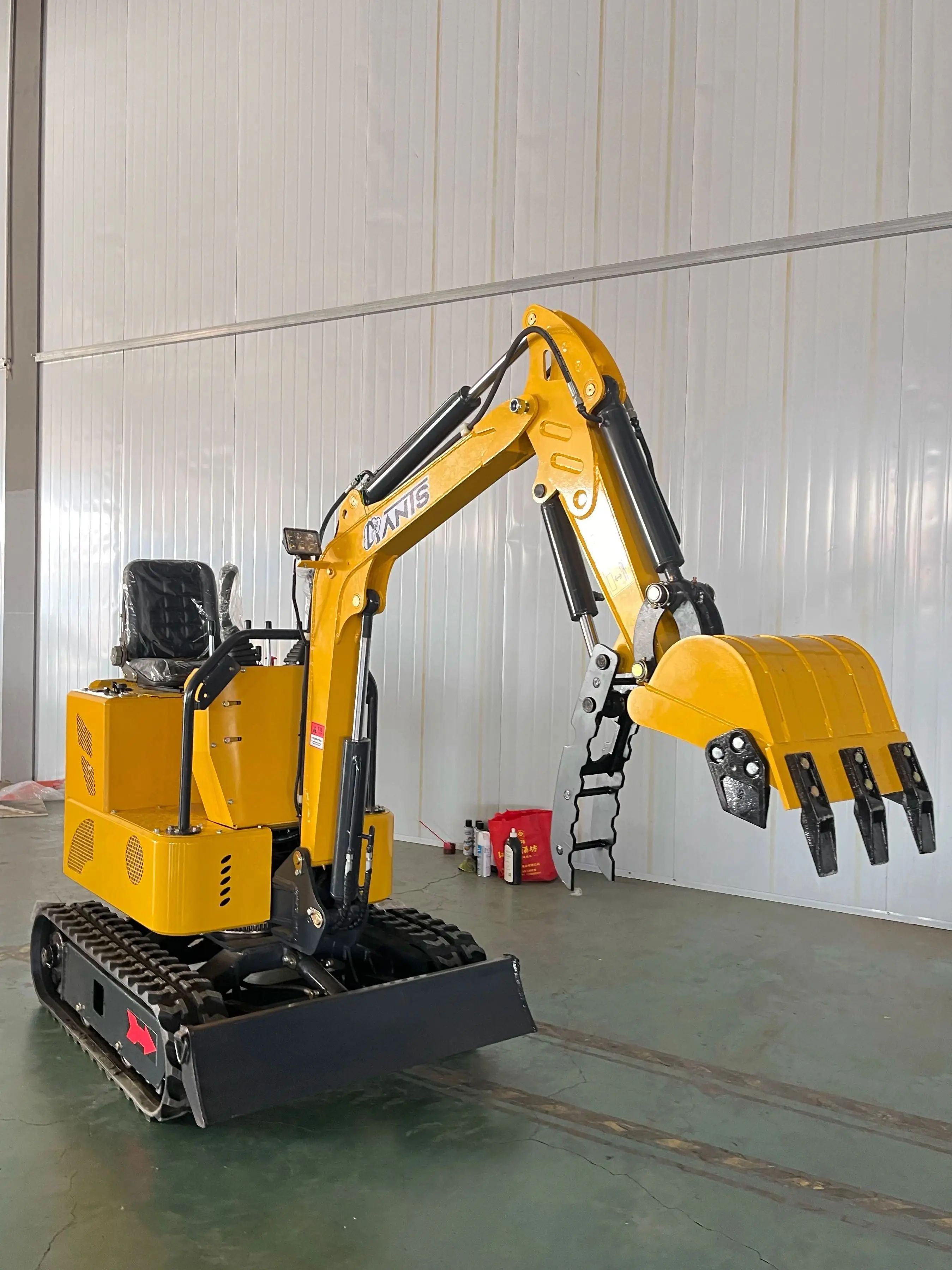 Source factory 2 tons small crawler excavator orchard excavation engineering crushing small excavator household excavator