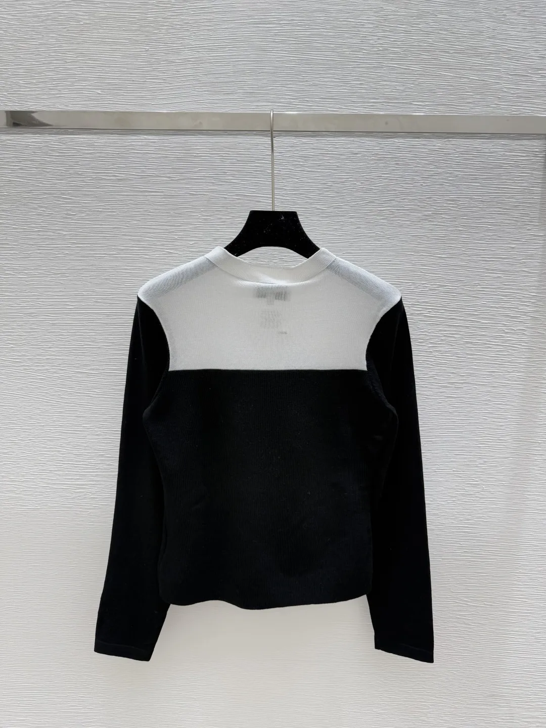 

Early Autumn New Women's Round Neck Black And White Matching Color Long-sleeved Sweater