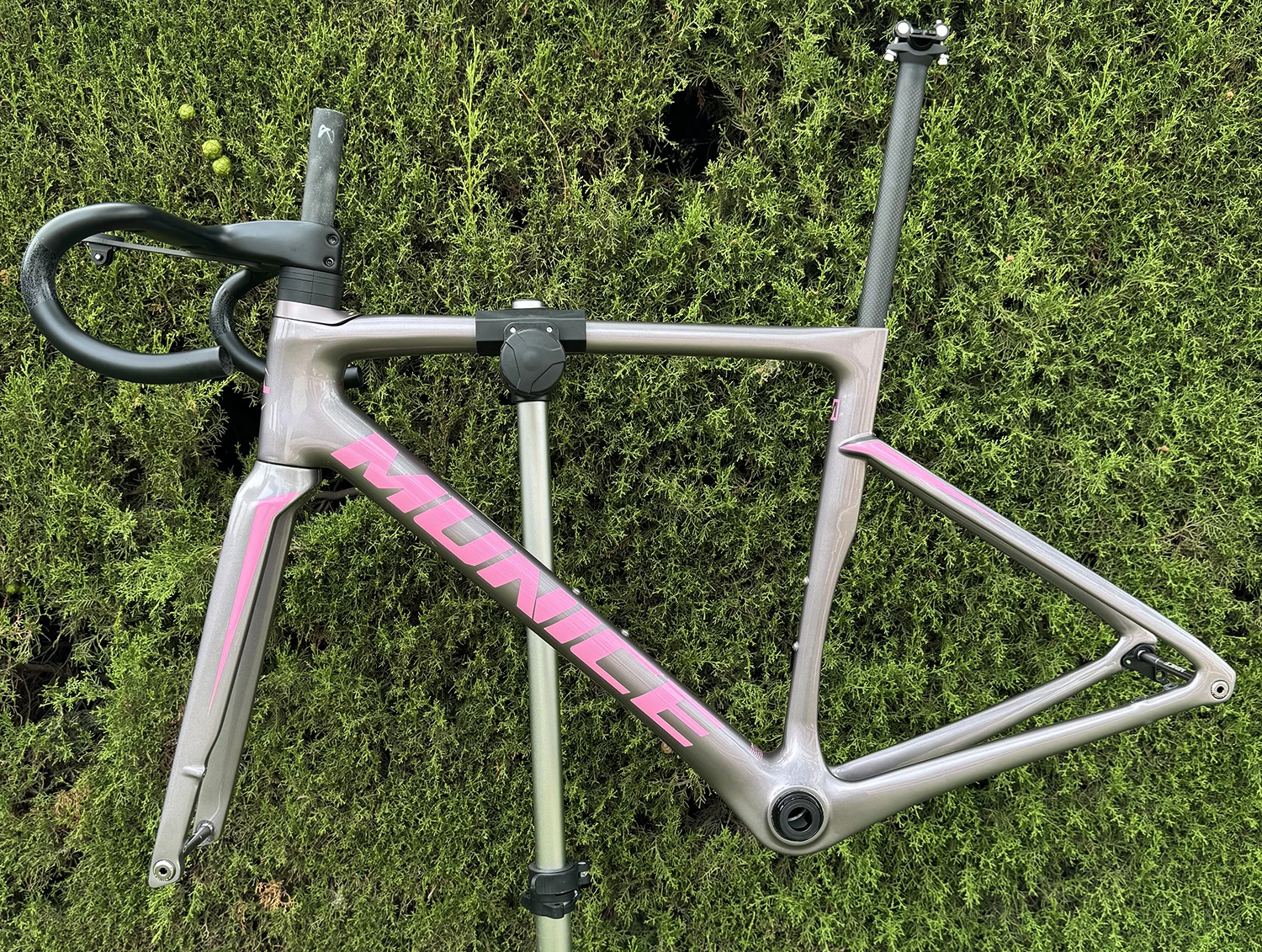 Munice R2 Carbonfaser-Rennradrahmen Versand aus Spanien Ultraleichter Allround-Carbon-Rennradrahmen Aerodynamischer EPS-geformter Carbonrahmen Scheibenbremse Max. 700*32C AERO T47 Fahrradrahmen Vollständig interne Kabelführung Lenker DI2 Mechanisch 2 Jahre Garantie – Detail 27