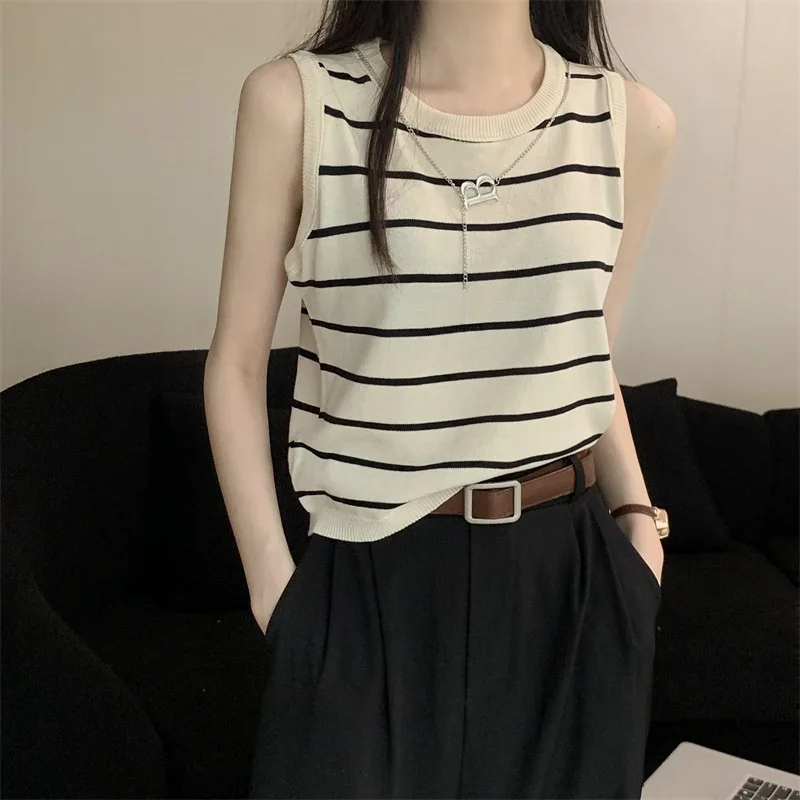 Colorfaith New 2024 Basic Bottoming Striped Chain Elasticity Vests Women Tank & Camis Autumn Winter Wild Crop Short Tops V3420DG — zdjęcie 2