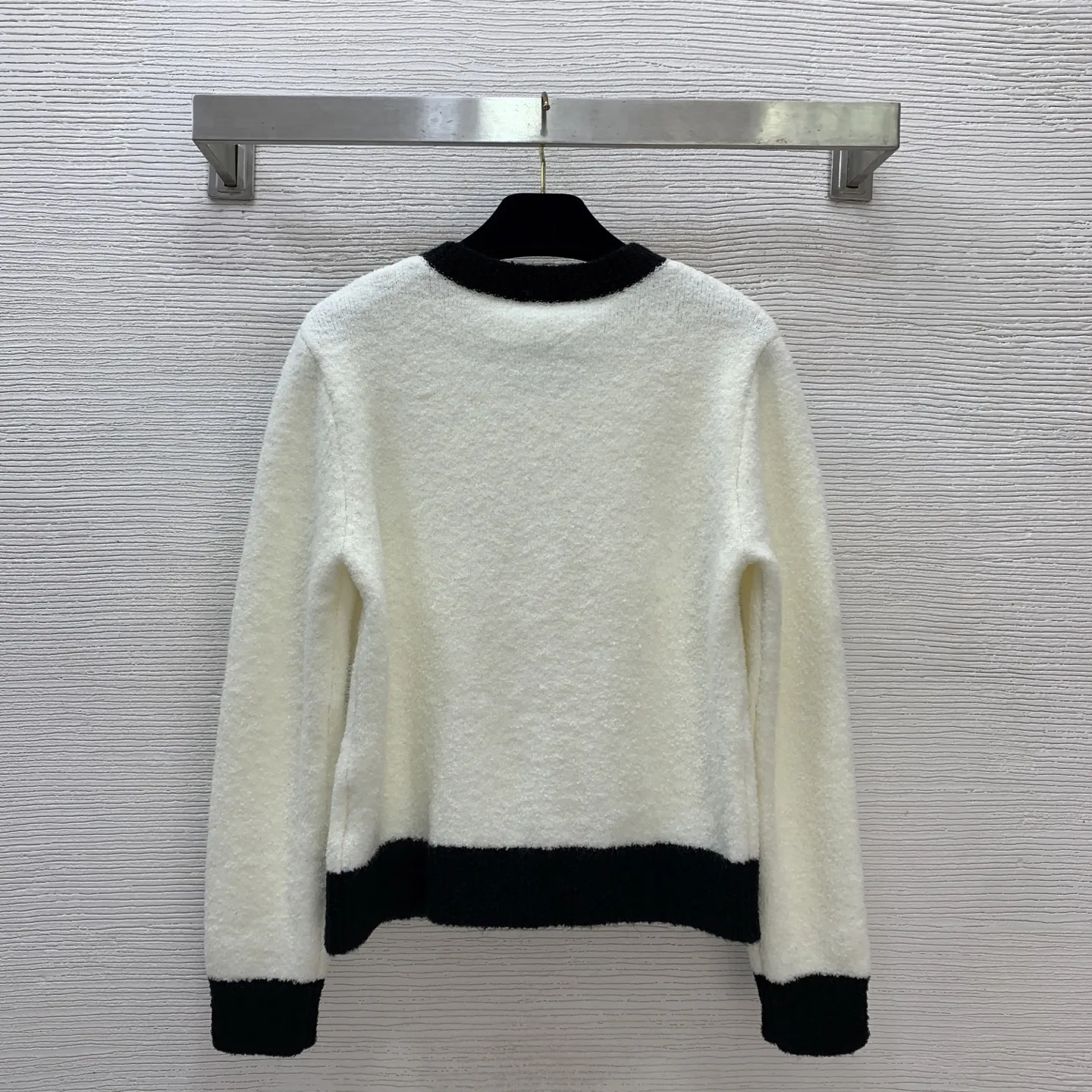 

Высококачественный весенне-летний женский вязаный короткий кардиган контрастного цвета на пуговицах с круглым вырезом и длинными рукавами HL052