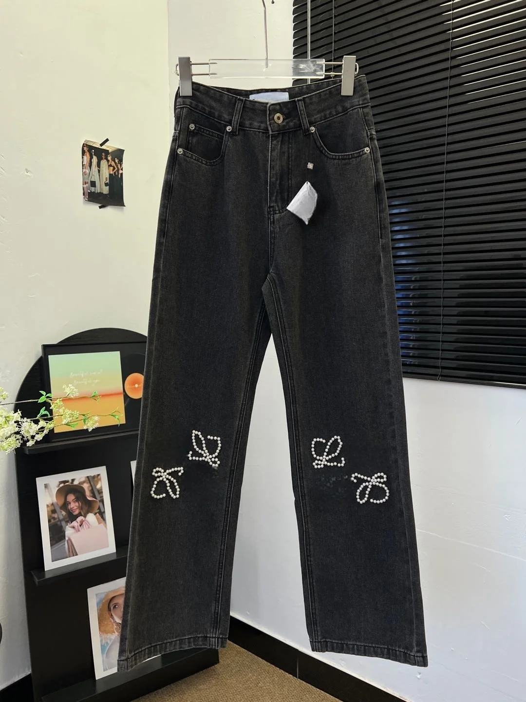 بنطلون جينز نسائي مزين باللؤلؤ لعام 2025 بتفاصيل الركبة من قماش الدنيم كلاسيكي أزرق مريح مناسب لمصمم Y2K مستوحى من المصمم