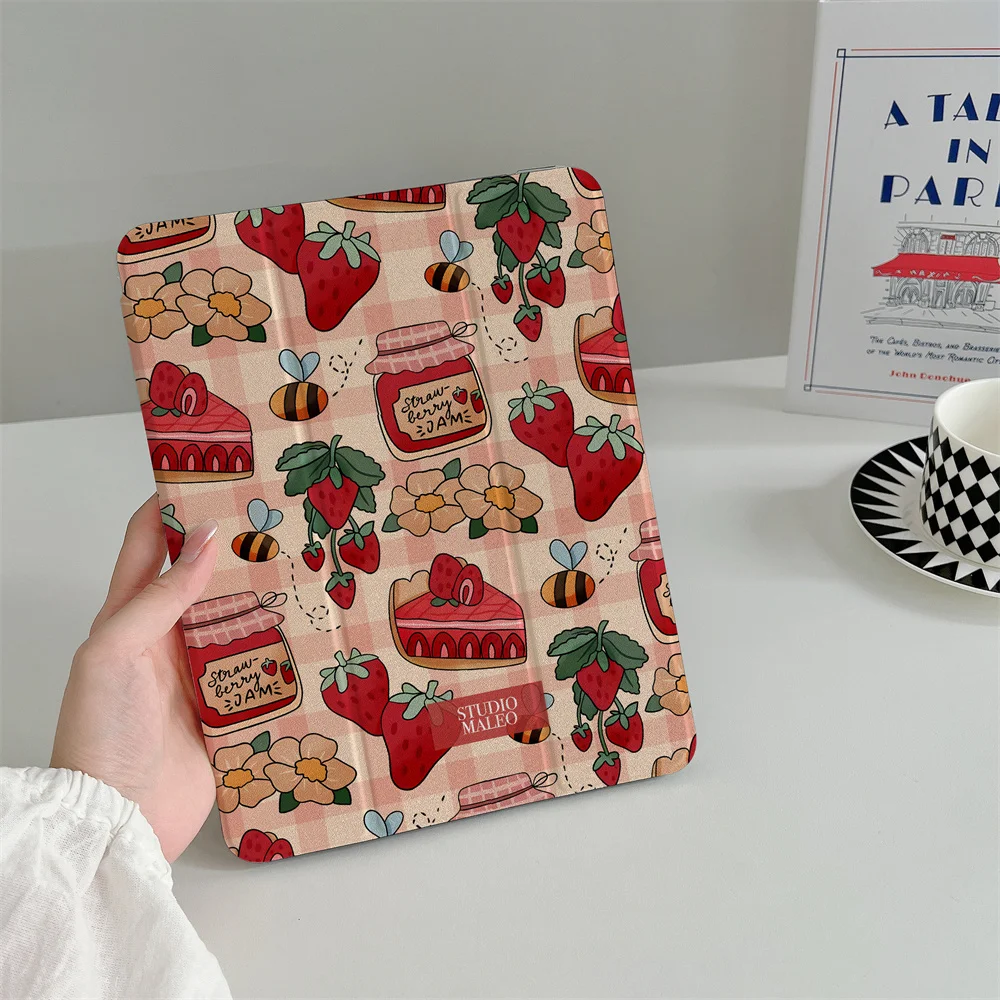 

Cute Strawberry Cake Suitable for iPad A16 2024 11 inch 2025 Air 5/4 10.9-inch iPad 10 9.7 10.2/10.5 Mini 6/5 with pen slot