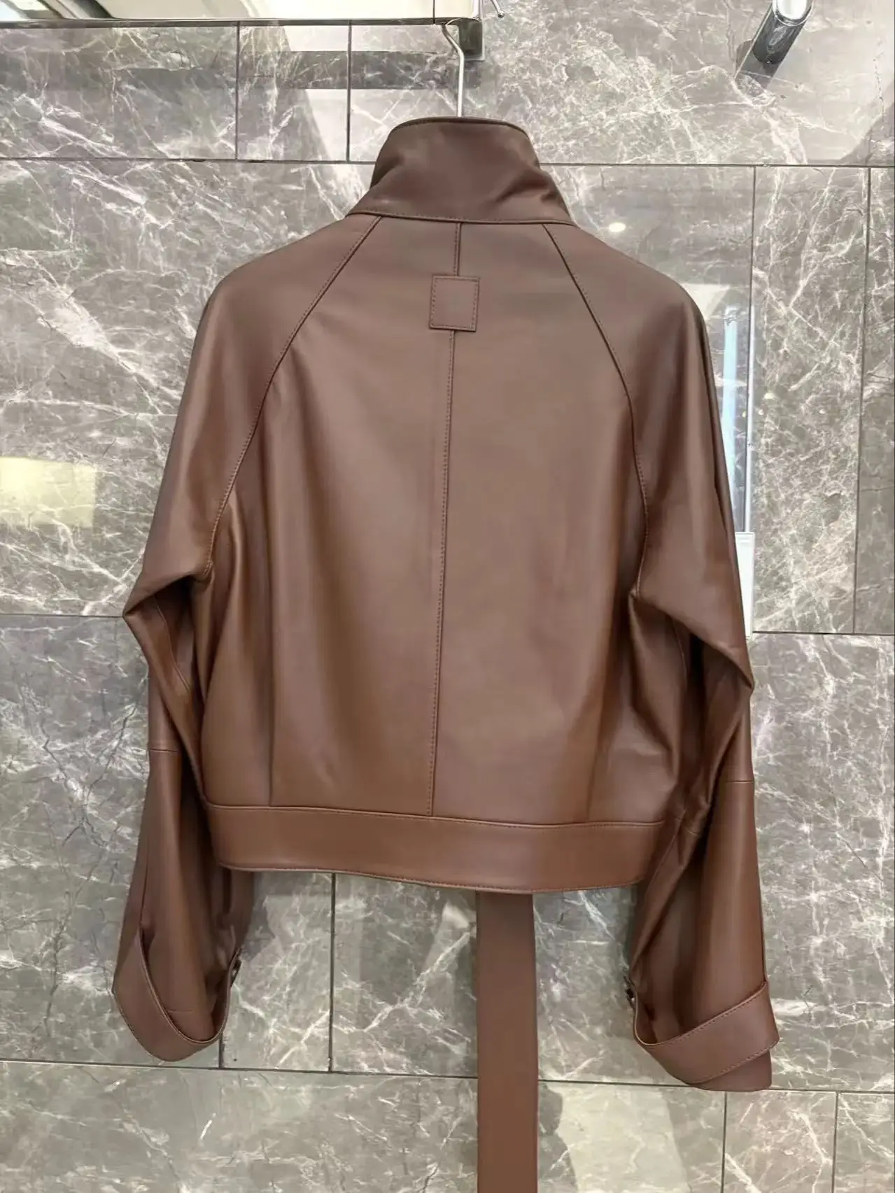 เสื้อแจ็คเก็ตหนังแท้คอตั้งสไตล์ลำลองสำหรับผู้หญิง พร้อมเข็มขัด