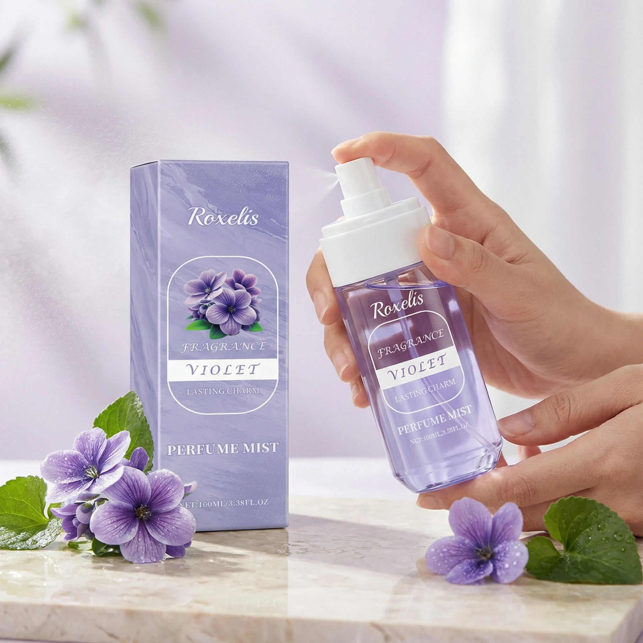 

ROXELIS 100 мл Фиолетовый парфюмированный спрей с уникальным цветочно-древесным ароматом, легкий, нежирный, стойкий, удобный для ежедневного использования.