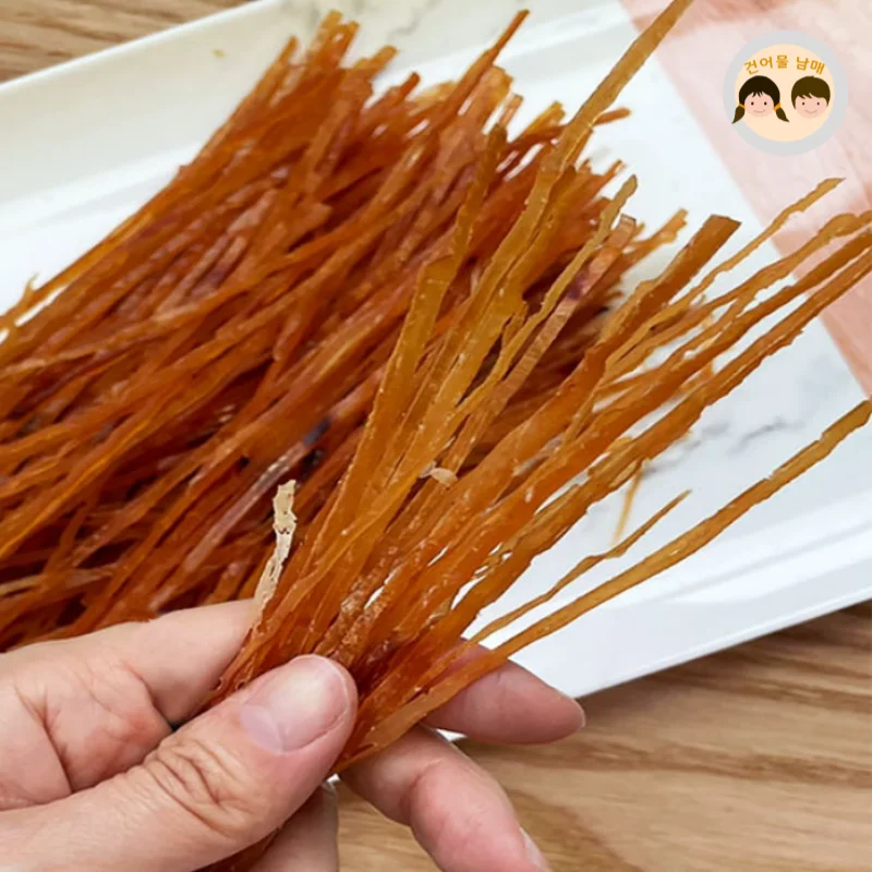 껍질을 제거한 쫀득하고 부드러운 오징어 소면 귀채 이카소멘 300g