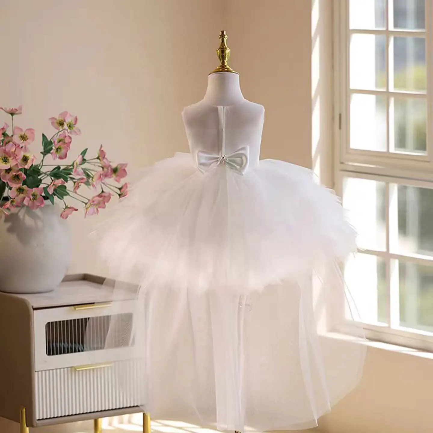 Dreamy voto j856 adorável decote em o tule vestido da menina de flor com véu sem mangas festa de aniversário de casamento na altura do joelho vestido de baile