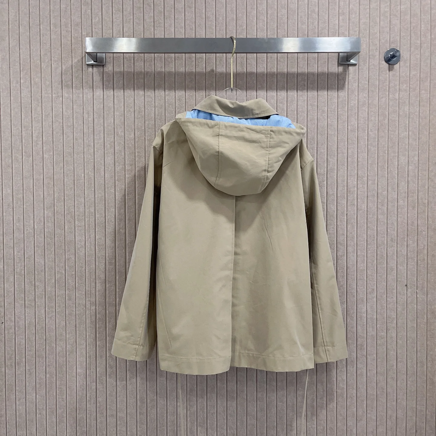 

2025 Early Autumn Women's Fake Two-piece Hooded Jacket Classic Lapel Splicing Hood Removable Women's Jacket