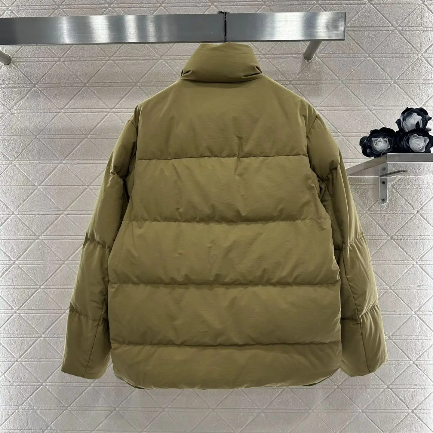 2025 Nuovo arrivo Piumino rettangolare con colletto rialzato in rilievo realizzato in nylon riciclato e piume d'oca bianca con tasche con patta