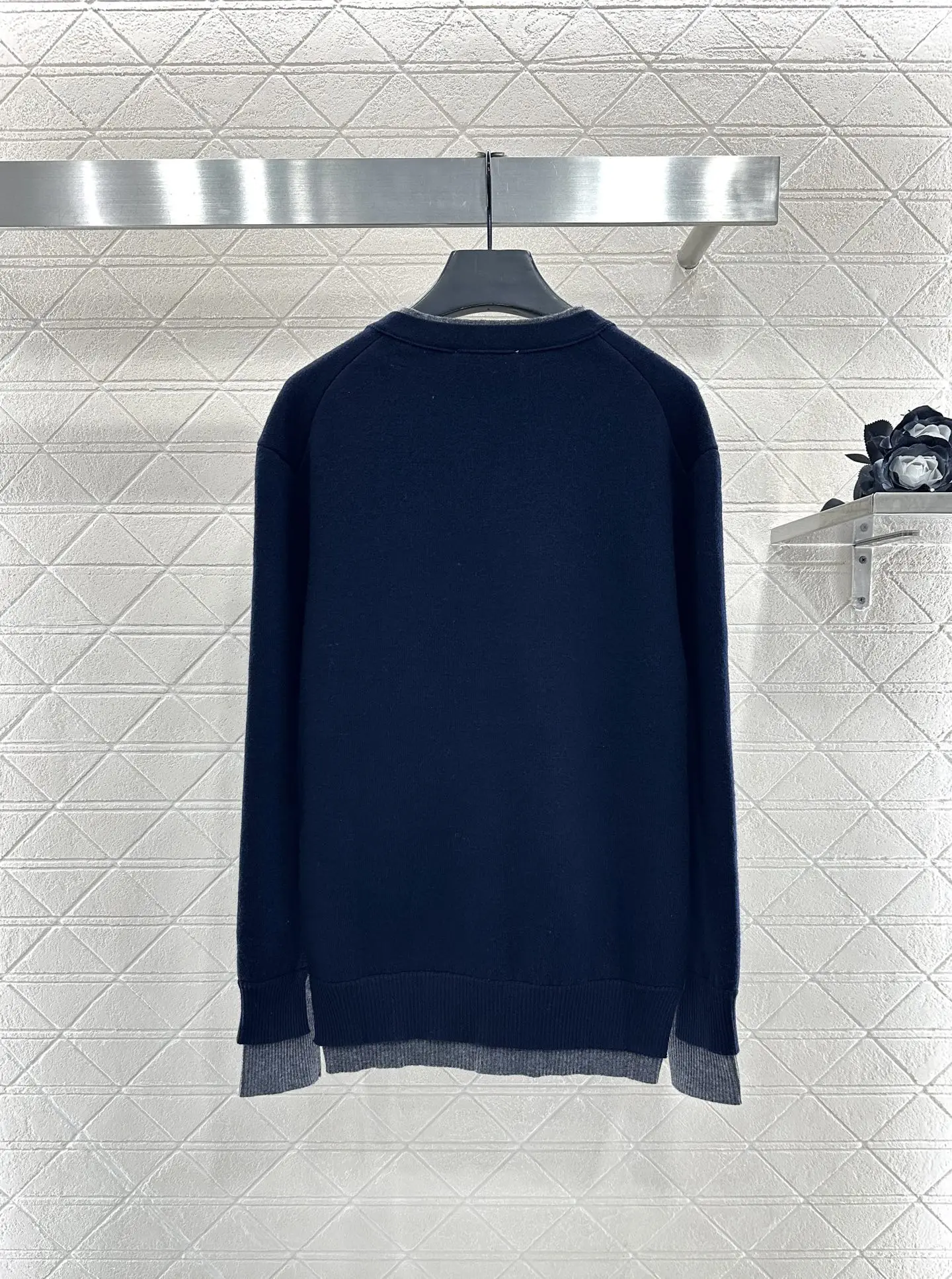 

2025 New Product Launch: Two Fake Knitted Cardigans with Color Collision 98