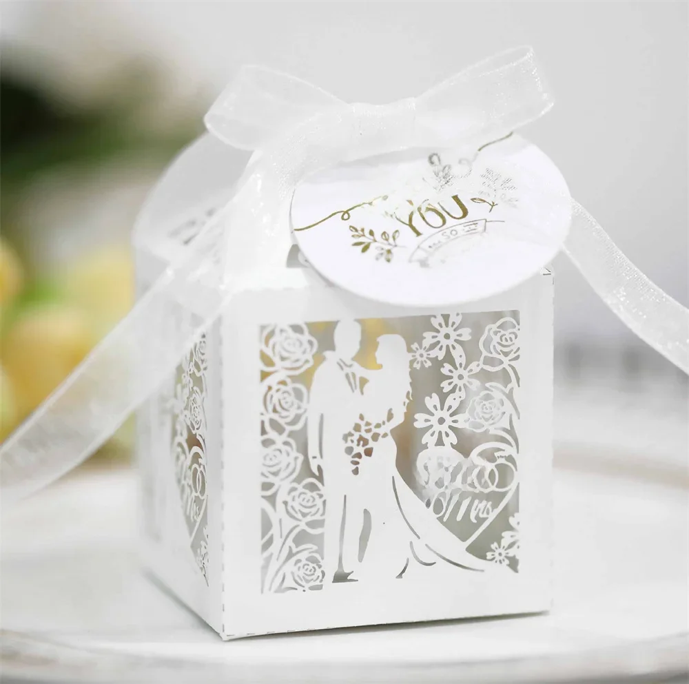 Boîte à bonbons découpée au Laser pour mariée et marié, 50 pièces/lot, boîtes à bonbons pour invités, emballage en papier, boîte à biscuits au chocolat pour réception-cadeau pour bébé