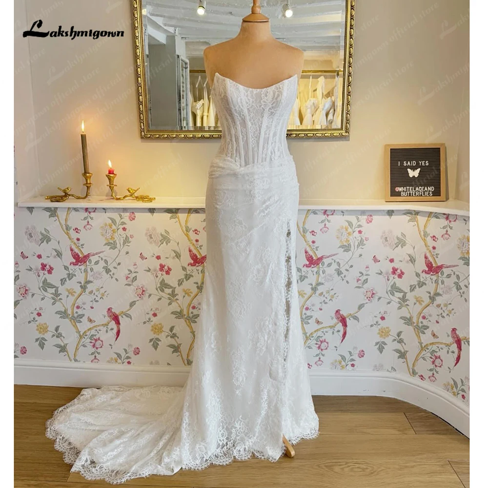 Lakshmigown Trägerloses Hochzeitskleid mit Seitenschlitz und Applikationen, Tüll, ärmellos, bodenlang, Schleppe, maßgeschneidert, offener Rücken – Detail 5