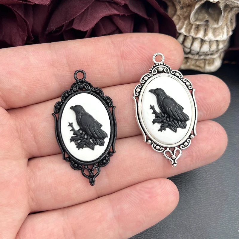 4 szt. Gotycka czarna wrona posrebrzana oprawione, Raven Relief Charms Halloween czarownica wisiorek Fit tworzenia biżuterii DIY znalezienie biżuterii