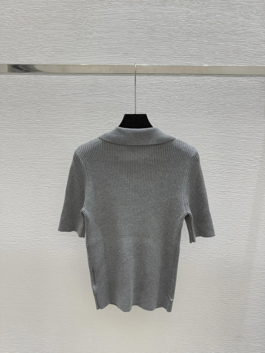 

2025 Women's Grey V Neck Sweater Soft Knit T-Shirt Top Minimalist Casual Comfort Pullover Chic Everyday Wear