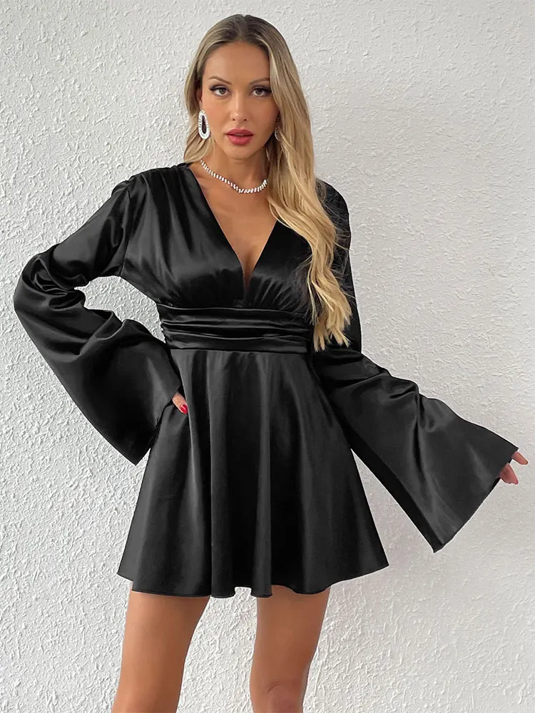 Sexy Schwarzes Kleid mit Tiefem V-Ausschnitt für Damen, Frühjahrs-Streetwear-Mode, Neues Langarm-Minikleid mit Falten, A-Linie, Schlankes Damenkleid