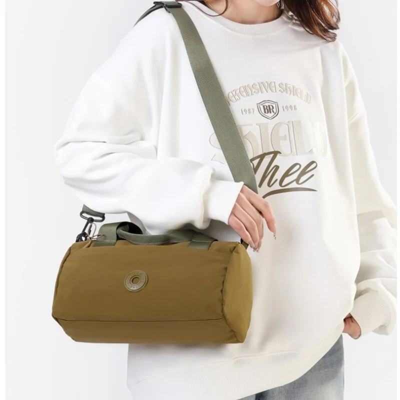 

Новейшая модная женская сумка-кроссбоди 2026 года – легкая, стильная, водонепроницаемая, из нейлона, с полиэстеровой подкладкой, компактная цилиндрическая форма