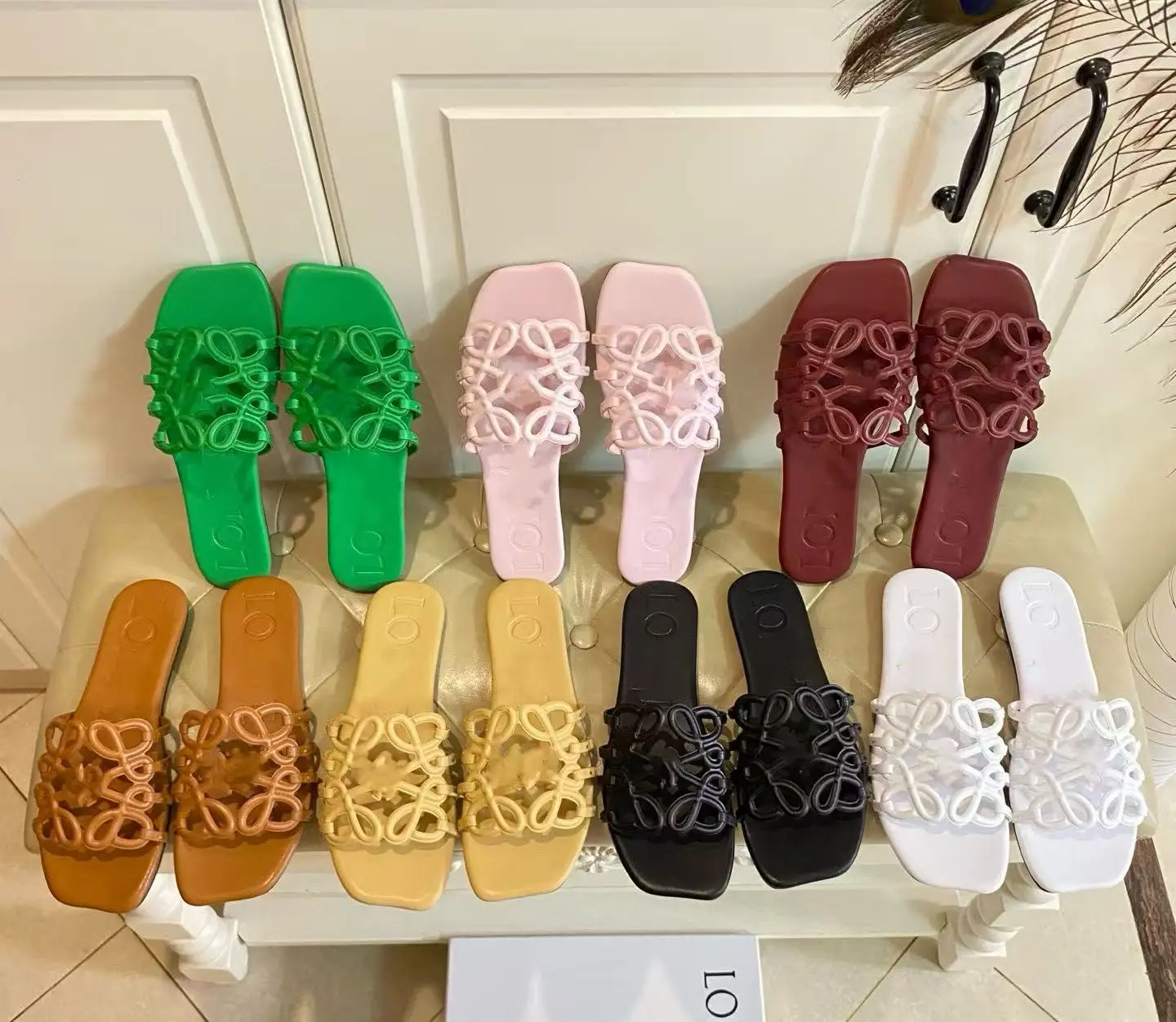 Sandalias huecas para llevar, chanclas planas de estilo nicho, con diseño de moda simple, novedad de verano, 2025