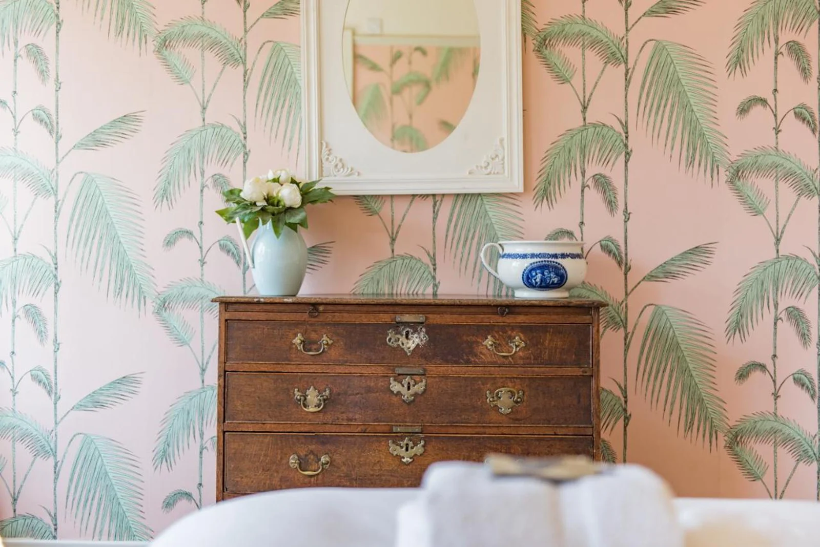 Palm Leaves Wallpaper in Pink & Mints, Papier peint Palm Leaves, Tropical Botanical Wallpaper in scandinavian style