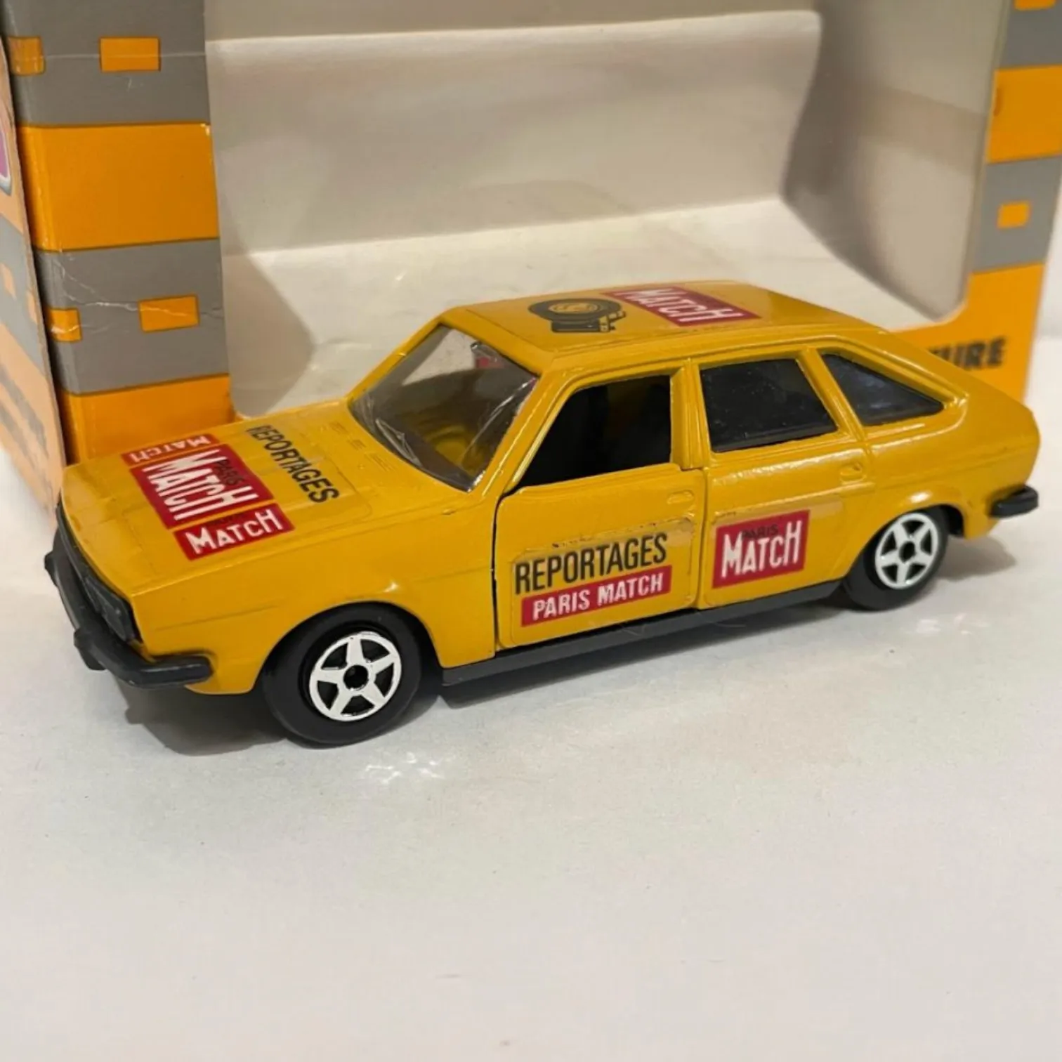 Norev, 20 Tl Classic French Sedan Family Focus Decoration Weekly General Information and Current Events Magazine, échelle 1:43, miniature en métal moulé sous pression, série historique Jet Car Collection, voitures européennes et américaines, sans magazine, emballage d'origine