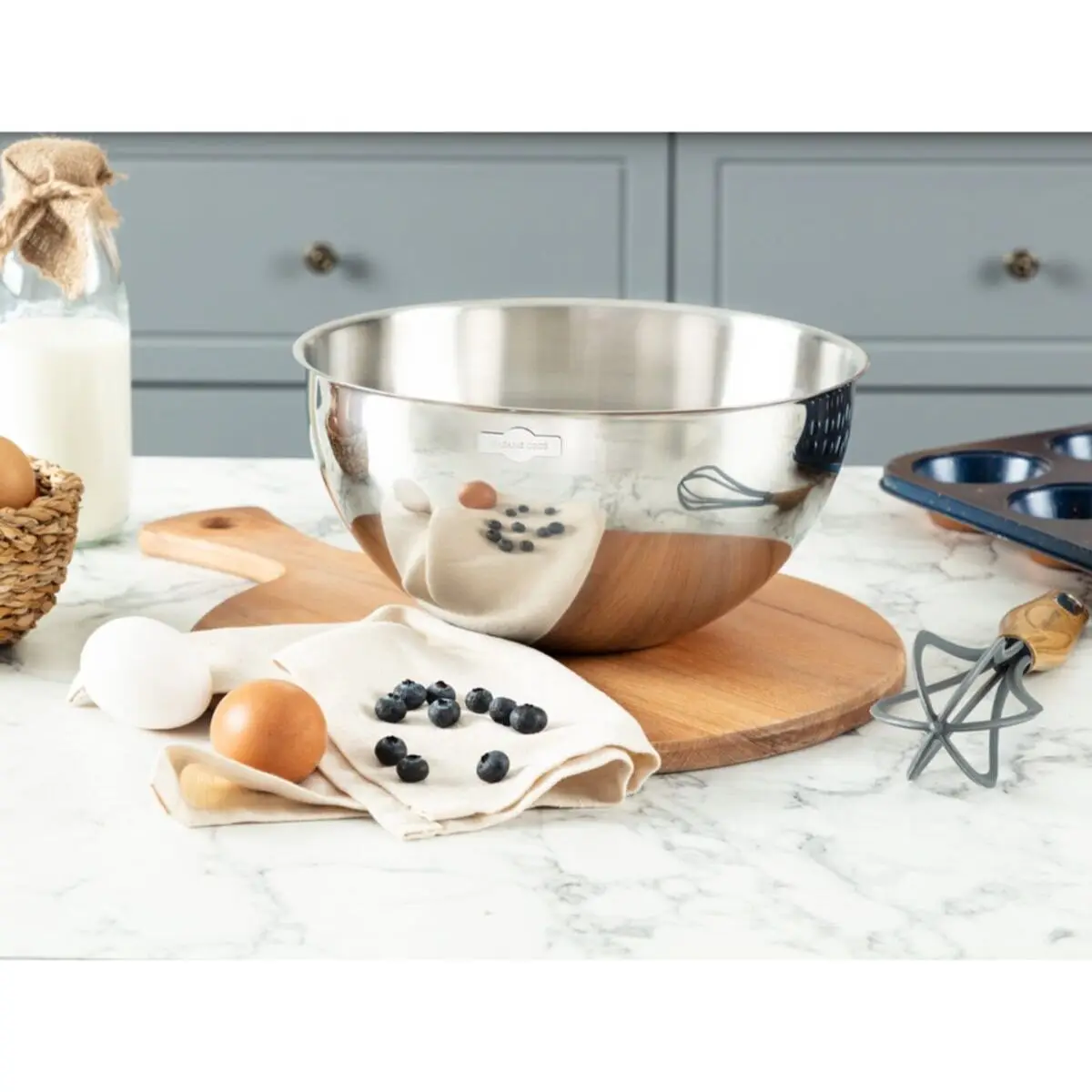 Stainless Steel Bowl with Lid Storage and Mixing Container Fresh-Keeping Container Professional Kitchenware Set of 3 Sizes