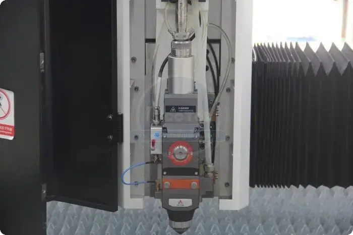 ファイバーレーザー機械 3015 CNC 2kw 3kw 鋼切断金属シートステンレス鋼用ベッドを強化