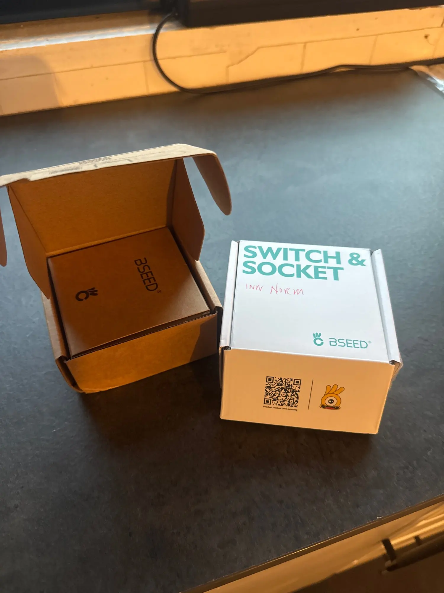 BSEED Wifi Light Switches Smart Wall Switch 1/2/3Gang 1/2/3/4Way Touch Sensor Switch With Normal Socket Support Tuya Smart Life photo review