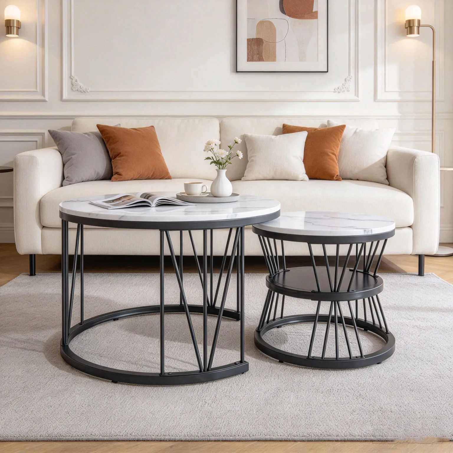 Superaly Set aus 2 runden Beistelltischen, die ineinander gesteckt werden können, moderne Beistelltische mit weißer Tischplatte in Marmoroptik, schwarzem Metallgestell und unterem Ablagefach für
