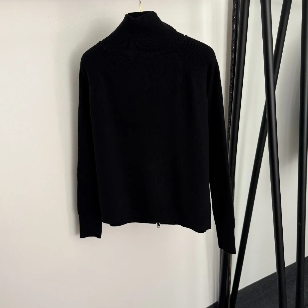 

Women's Cream Turtleneck Zip-Up Knit Cardigan - Contrast Emblem Detail Slim Fit Casual Sweater