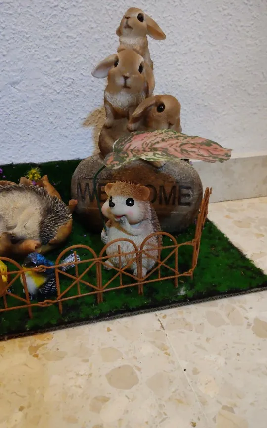 Cute Resin Leaf Umbrella Hedgehog Figurine Garden Hedgehog Statue Resin Animal Sculpture Outdoor Garden Decor Ornament photo review