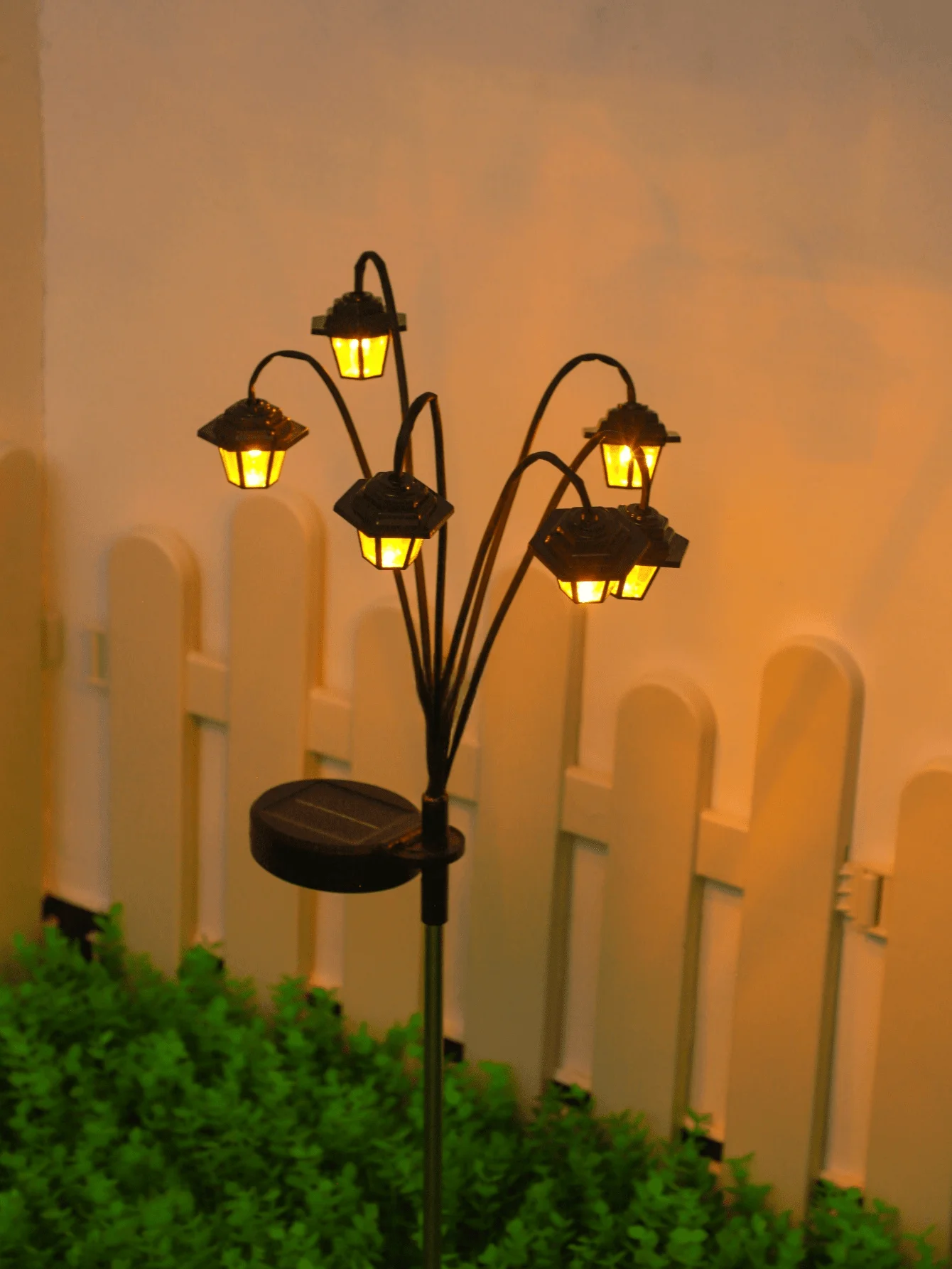retro lantern decorative light, solar-powered 6LED, retro street lamp shaped decorative light, suitable for garden courtyard