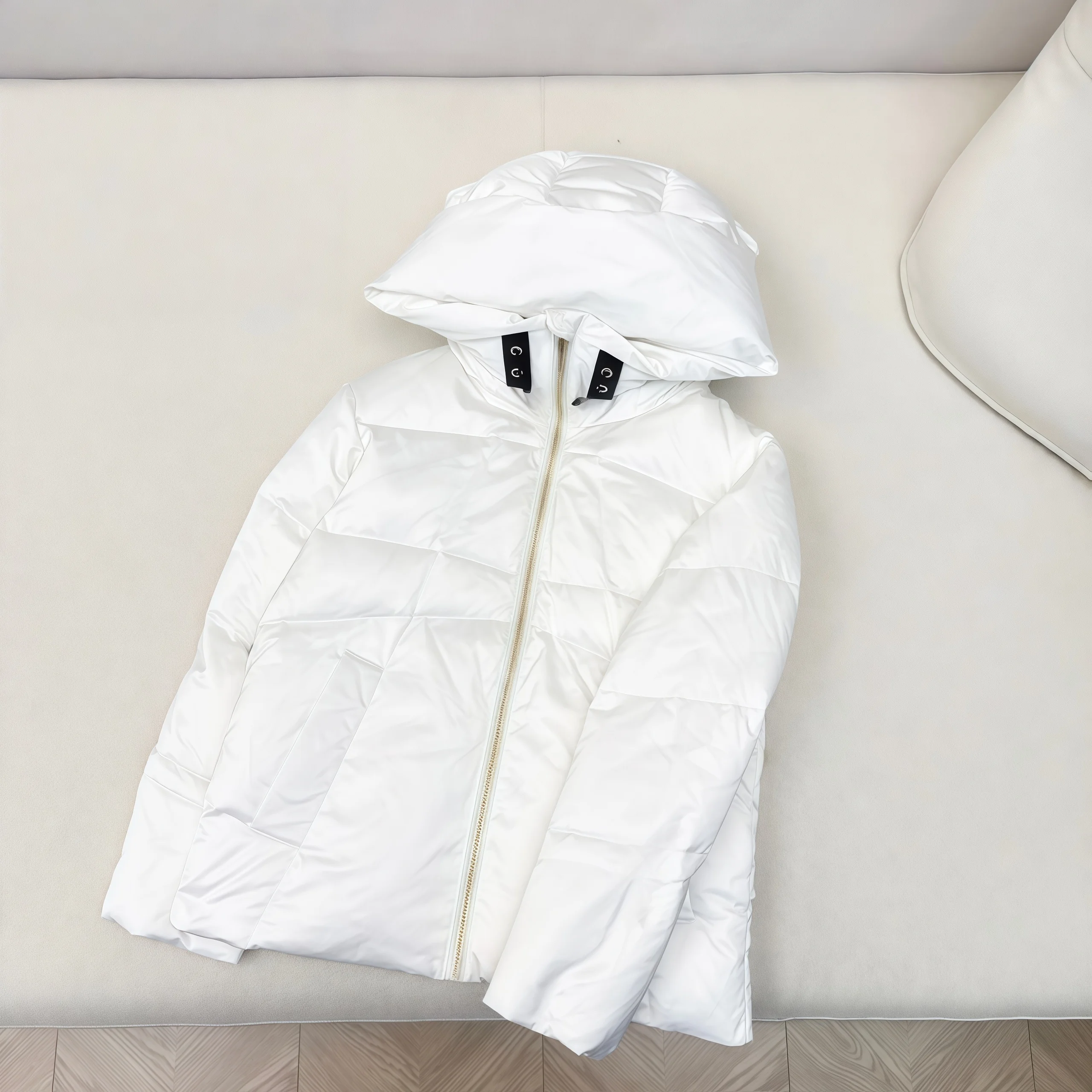 وصل حديثًا سترة بغطاء للرأس لخريف وشتاء 2025 مع قطع ثلاثية الأبعاد على شكل حرف H وأصفاد برباط مرن