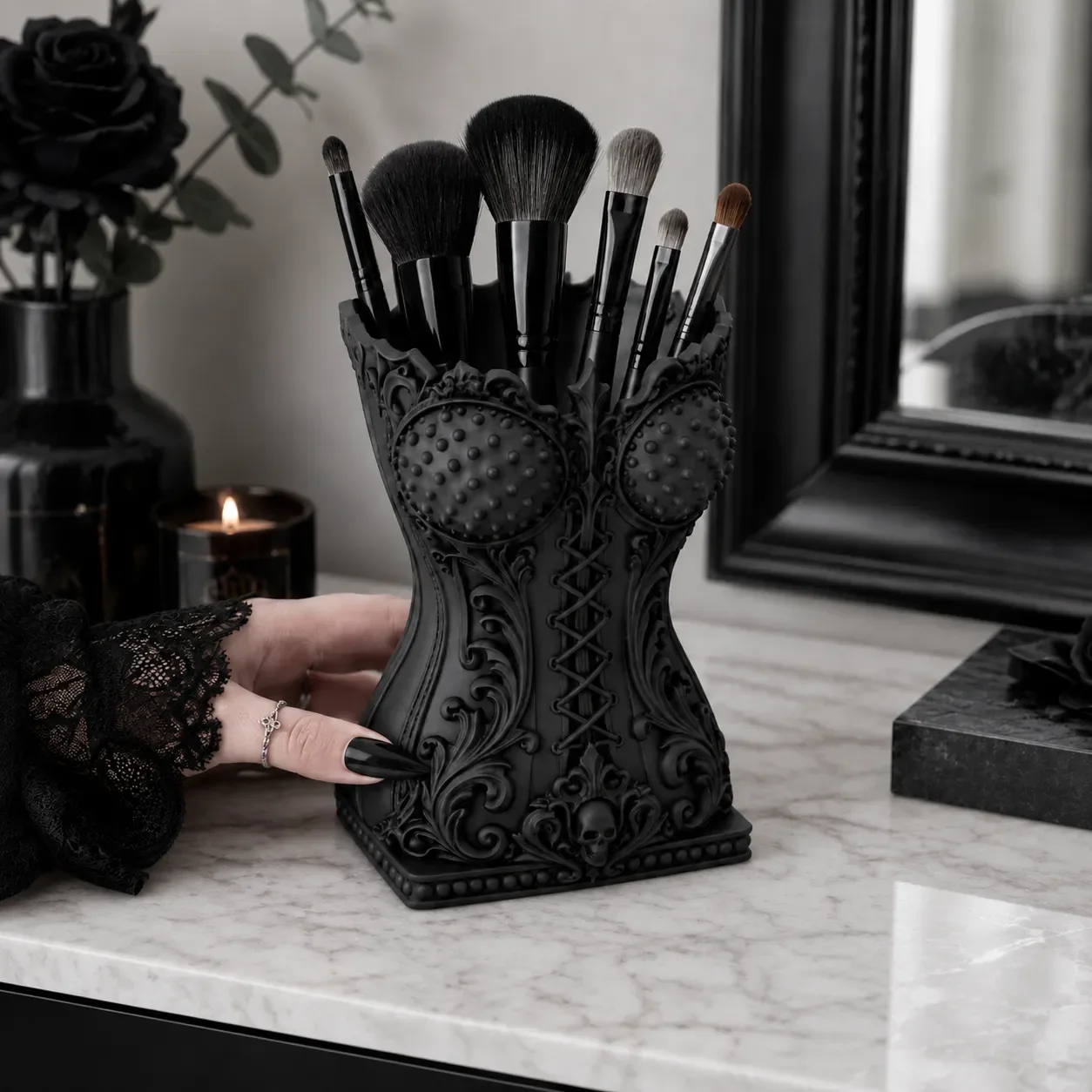 Gothic-Style Waist-Shaped Makeup Brush Holder, Halloween Dark-Themed Desktop Ornament, Multifunctional Pen Holder, Creative Gift for Birthdays and Christmas, Dressing Table Organizer, Dark Romantic Style Bedroom and Office Desk Storage, Makeup Brush Holder Desktop Set