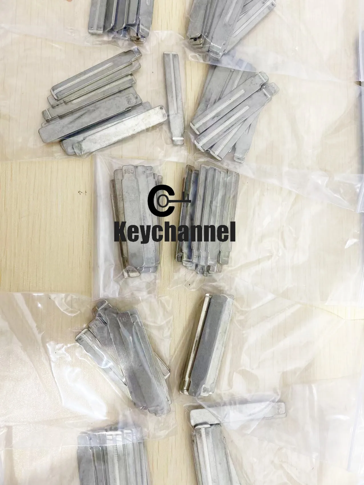 

Keychannel 100pcs Uncut Car Key Blank 165# KD Remote Blade One Side Metal Spare Key Blade for Toyota New Model Replace TOY40 Key