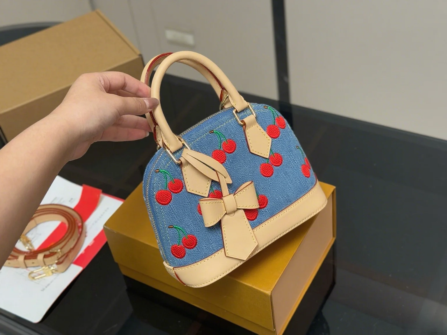 

2025 New 20 CM Fashionable Versatile bags leather cherry Portable can be carried on the shoulder no boxes