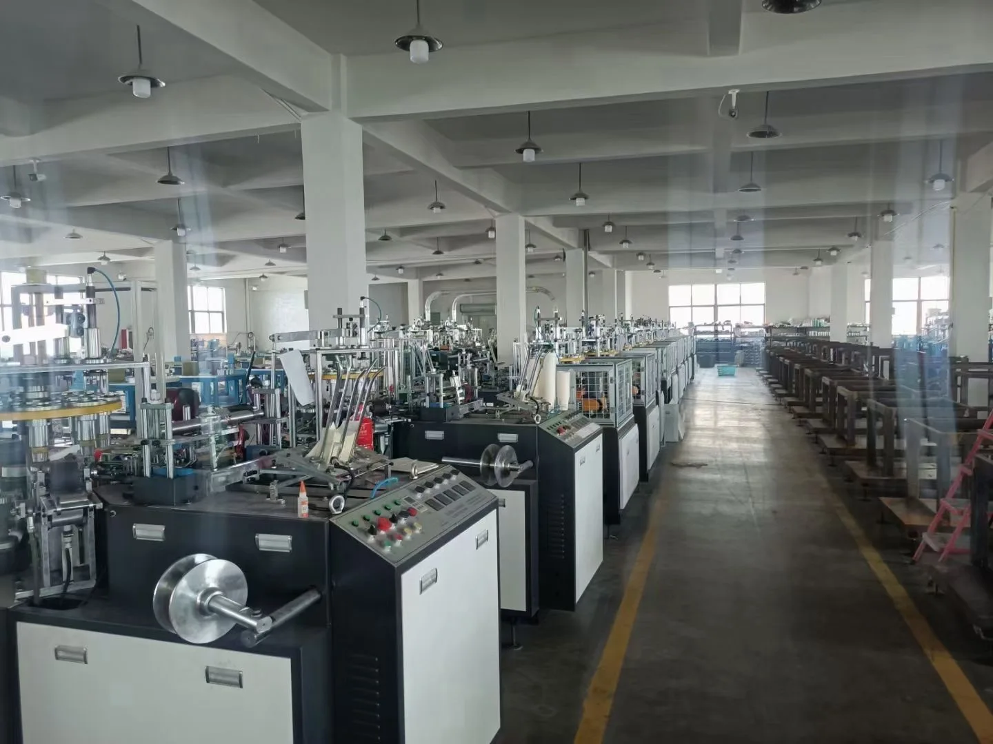 آلة أوتوماتيكية بالكامل لتصنيع الأكواب الورقية للشركات الصغيرة 2025 الأكثر مبيعًا