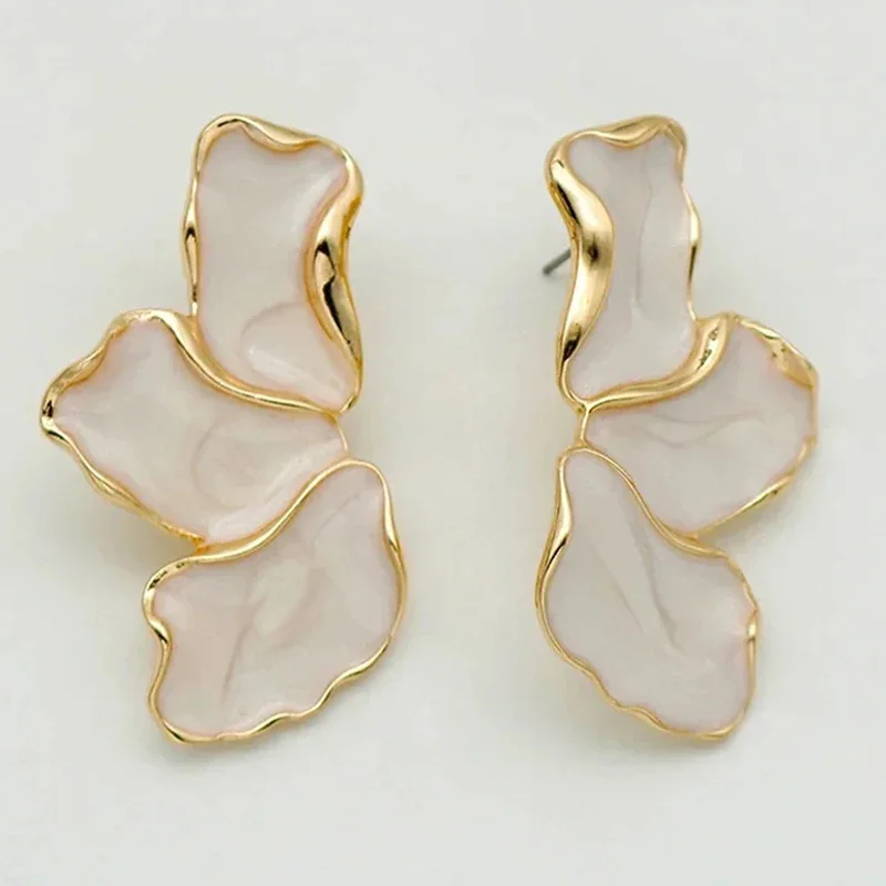 Brinco de metal flor creme epóxi, moda feminina, banhado a ouro, brincos irregulares, design pesado,