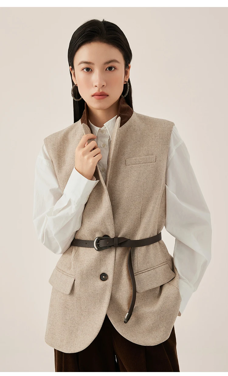 KX7523378 Luxuriöse Damenweste aus Wollmischung mit Taschen, elegante, minimalistische, ärmellose Jacke – Detail 3