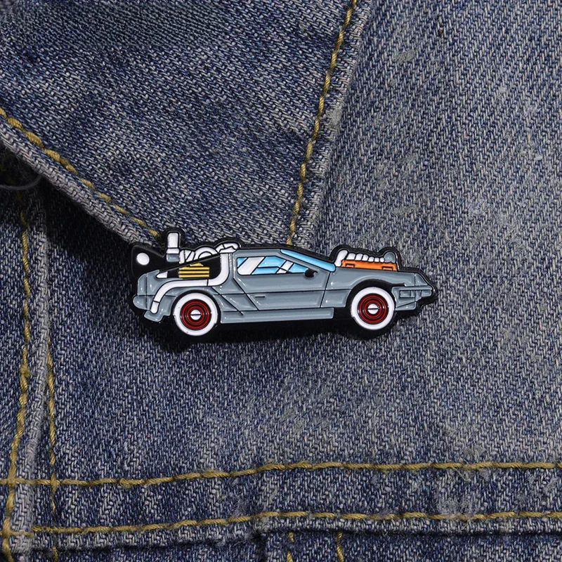 Retro Cartoon Sport Auto Emaille Pin Science Fiction Filme inspiriert Fahrzeug Brosche Jacke Revers Abzeichen Schmuck Geschenk für Freunde