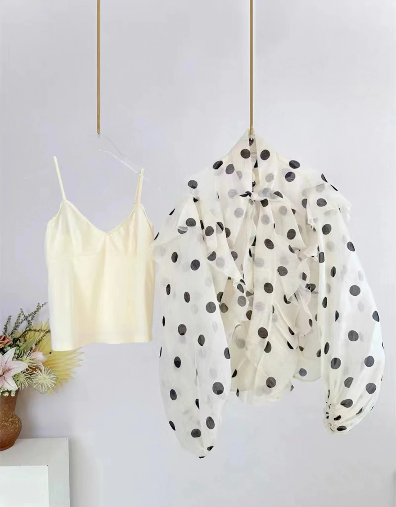 

Polka Dot Print Runway Designer New Silk Linen High Quality White Long Sleeve Ruffles Blouse Tops Elegant