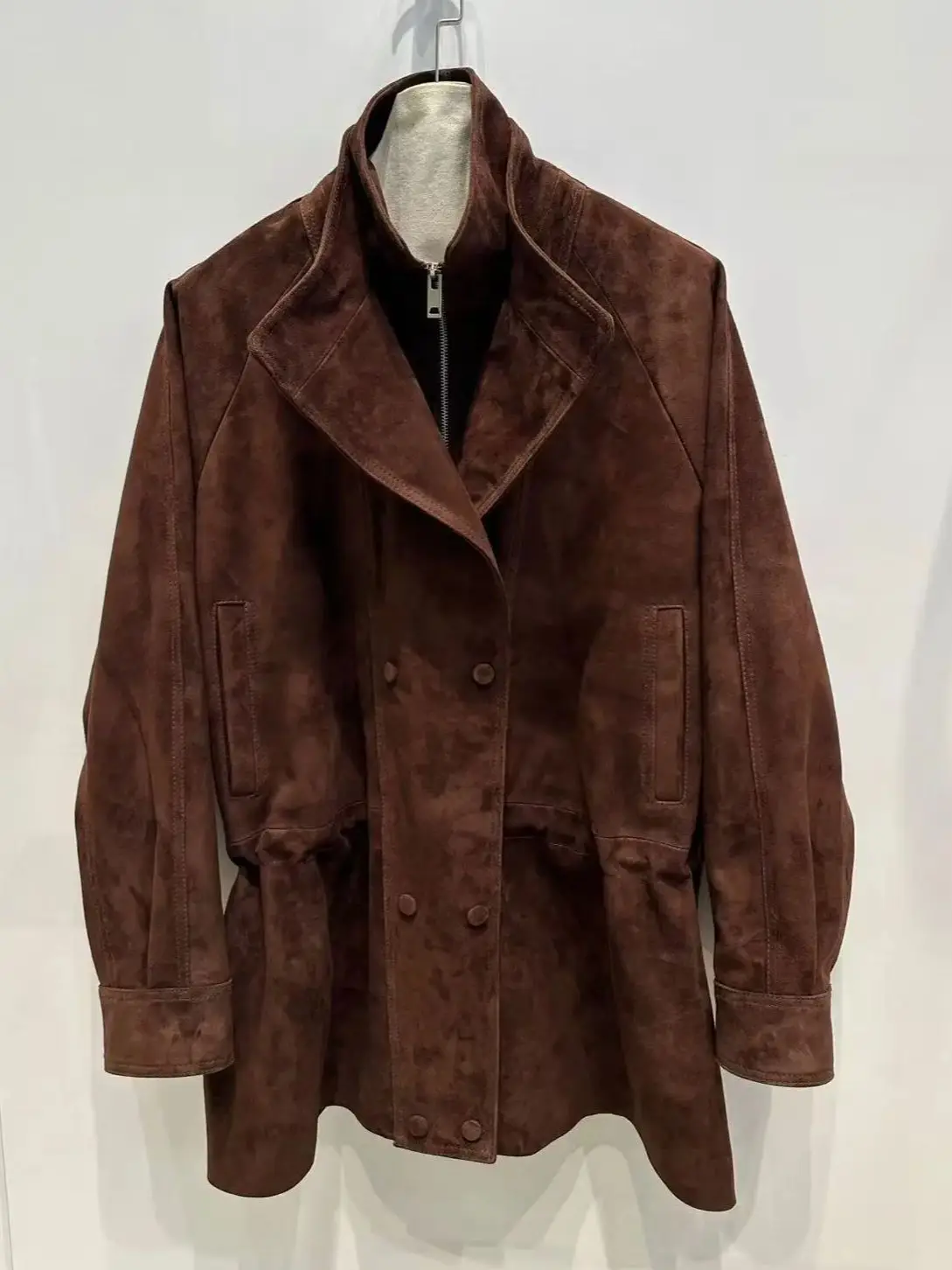 Chaqueta clásica de piel de ante con cuello levantado de alta calidad.