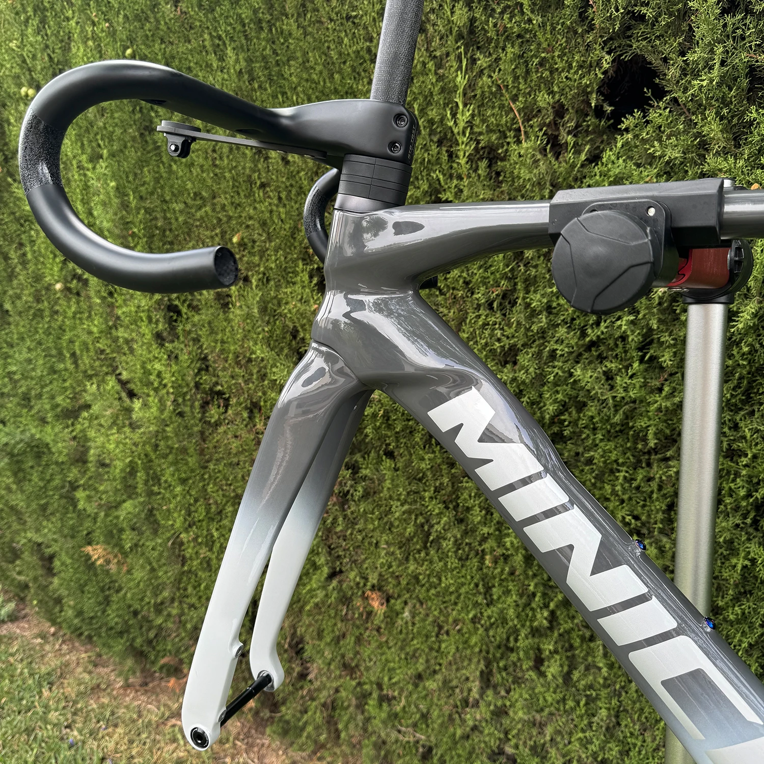 Minice Aerodynamischer EPS-geformter Carbonrahmen mit Scheibenbremse, max. 700*32C, AERO Rennrad-Rahmenset, BSA, vollständig interne Kabelführung, Lenker, DI2, mechanisch – Detail 16