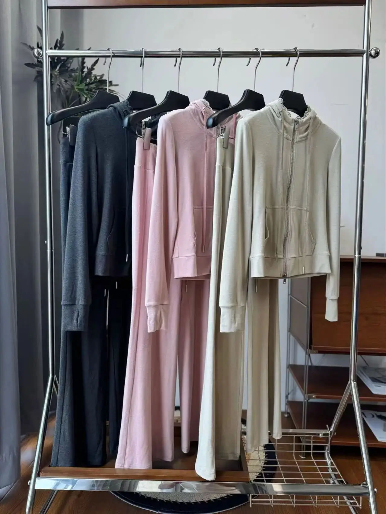 

Повседневный спортивный костюм с капюшоном и кружевной отделкой